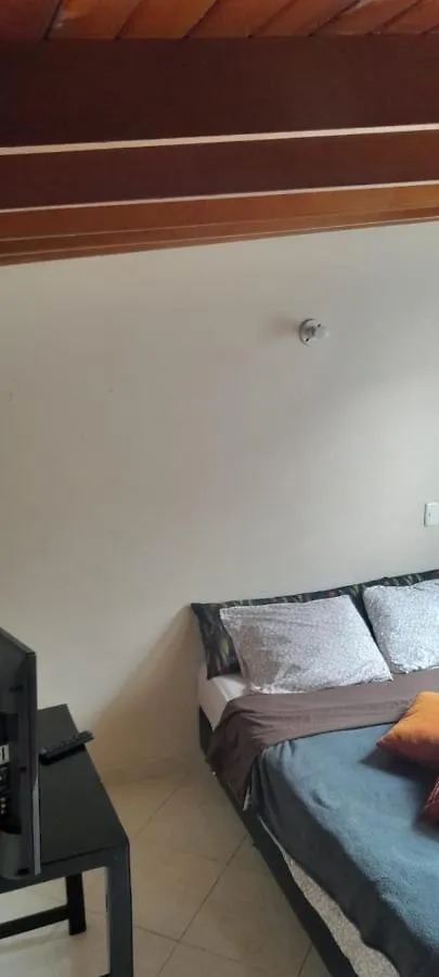 Habitación en casa particular Apartamento Bed&Breakfast en elegante apartamento con floréale Terraza Unicentro Medellín